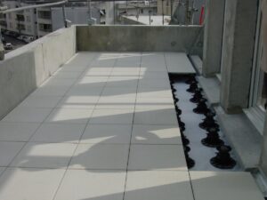 Toiture terrasse avec dalles